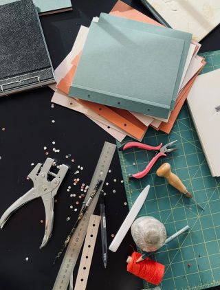 S šestým návodem na výrobu klasického fotoalba se naučíte pracovat s tvrdými papíry, které potřebují trošku “tvrdší”...