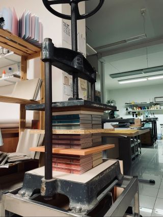 Čerstvá várka knihařských návodů už si lebedí v lisu. ☺️ Šest knižních vazeb – šest návodů krok za krokem. 🙌