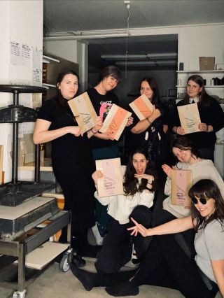 Střípky ze včerejšího Work&Shopu, na kterém jsme kompletovaly materiály ke knihařským návodům. 😎 Děkuji za účast a totální...