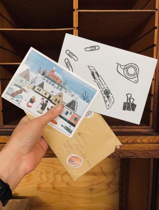 Z došlé korespondence. 💌🫶 Je tak příjemný občas něco najít ve schránce. Ty pohledy jsou úžasný a to razítko z Božího Daru?...