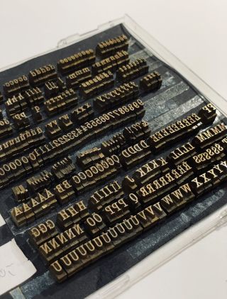 Dostala jsem darem tyto dvě malinké sady písma a říkala si, že je seřadím ~až někdy za dlouhých zimních večerů~. No, a ten...